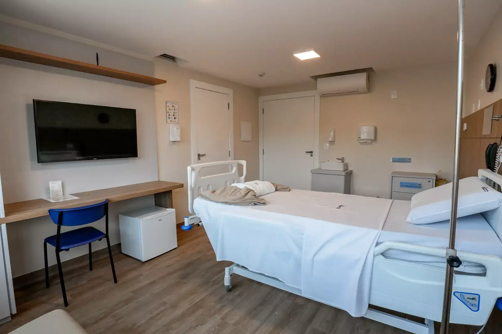 Quarto de internação com TV e frigobar