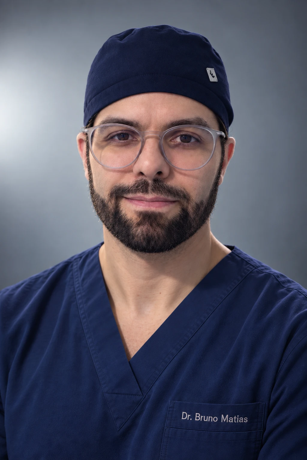 Dr. Bruno Matias com touca e uniforme cirúrgico